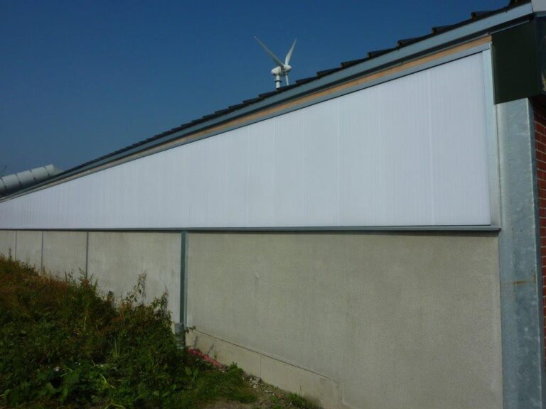 Lichtdoorlatende baan polycarbonaat in de gevel van een veestal