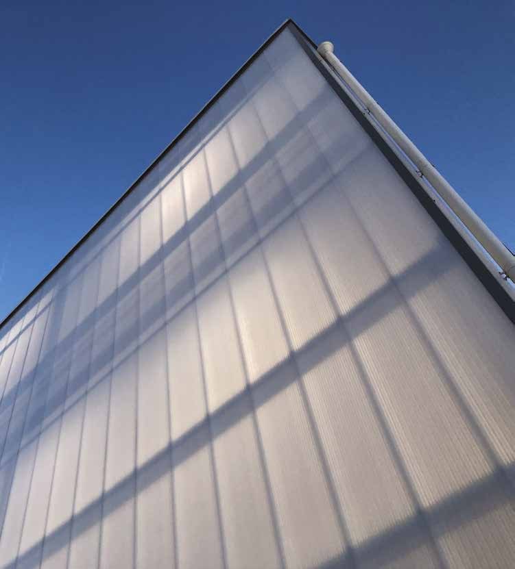 Gevel van opaal polycarbonaat klikpanelen