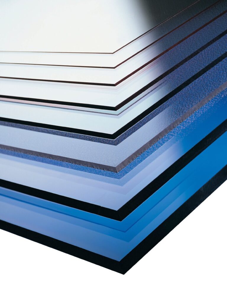 Stapel massieve polycarbonaatplaten in verschillende tinten