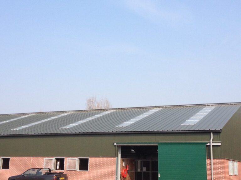 Projectfoto Lichtdoorlatende golfplaten bij de Alphense Ruiters