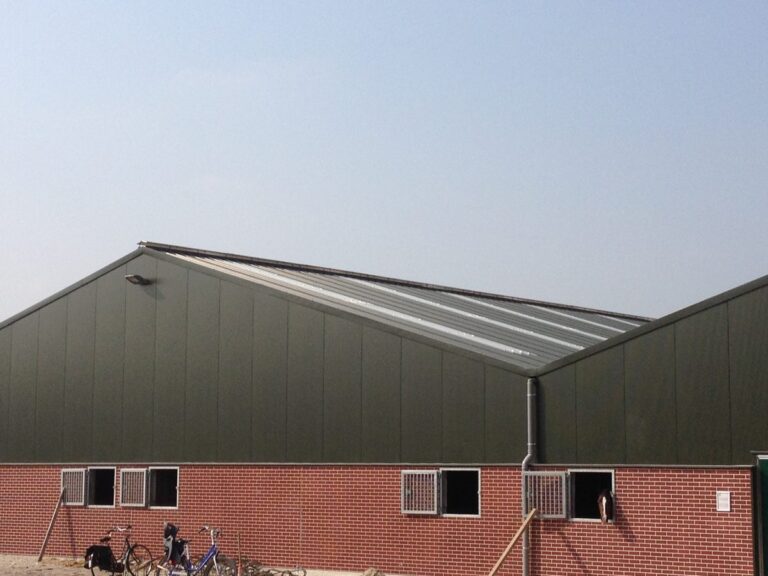 Projectfoto Lichtdoorlatende golfplaten bij de Alphense Ruiters