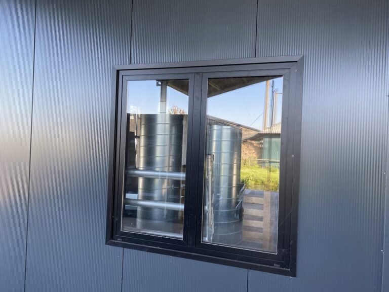 Aluminium raam in de gevel in Roelofarendsveen