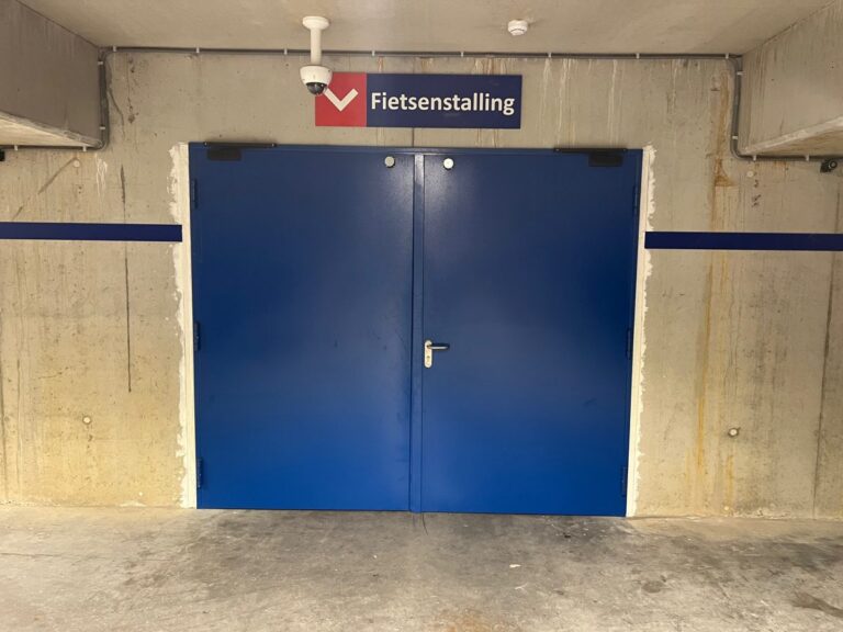 Stalen dubbele branddeuren bij een fietsenstalling in Barneveld