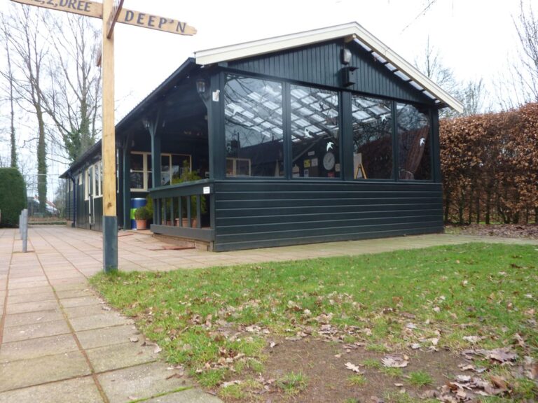 Overkapping met polycarbonaat golfplaten bij tennisclub De Koem in Geesteren