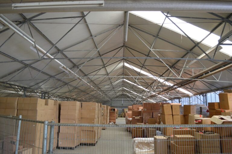 Bedrijfshal in De Kwakel met lichtdoorlatende polycarbonaat golfplaten