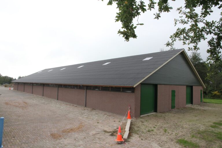 Stal in Ermelo met Landini vezelcement golfplaten