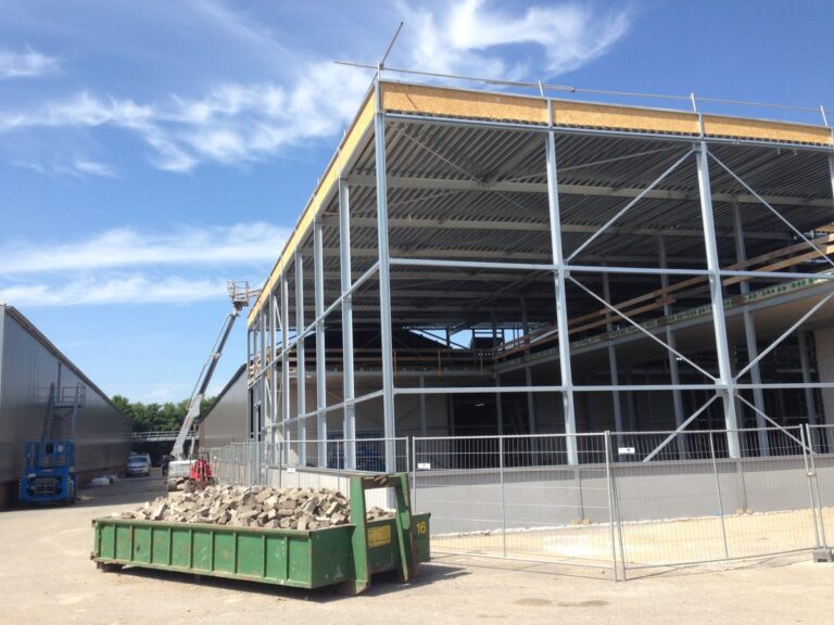 Nieuwbouwhal bij fruitbedrijf met Landini vezelcement golfplaten