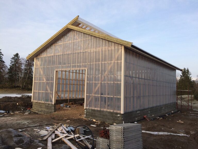 Houten loods met polycarbonaat platen in Gran, Noorwegen