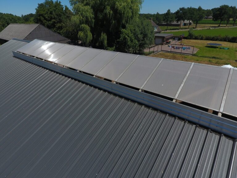 Dak met vlakke polycarbonaat kanaalplaten in Kootwijkerbroek