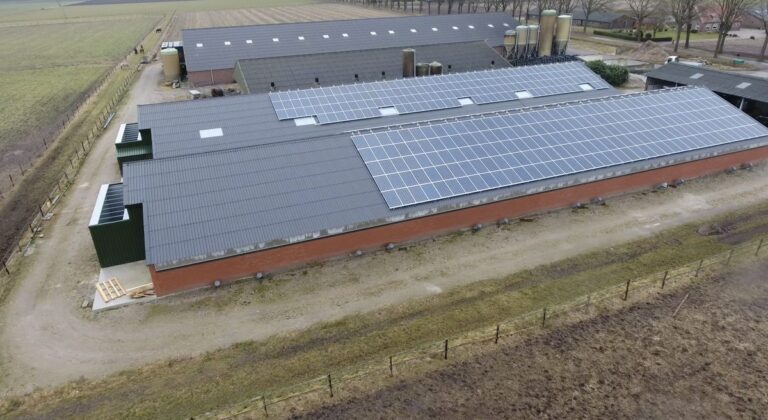 Stal in Landhorst met Swiss Pearl vezelcement golfplaten en zonnepanelen