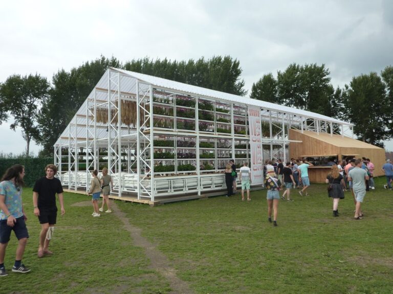 Constructie met opaal polycarbonaat golfplaten op festivalterrein Lowlands