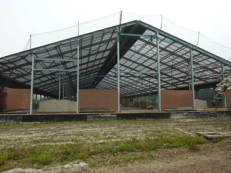 Nieuwbouwstal in Middenmeer met lichtdoorlatend golfplatendak