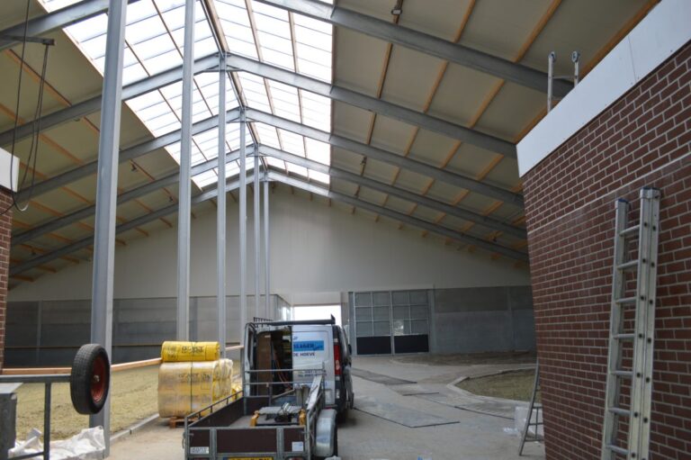 Brede lichtnok van polycarbonaat kanaalplaten in opslagloods in Oldeholtpade