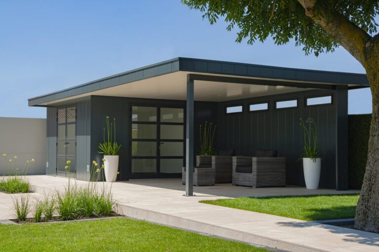 Poolhouse met aluminium deuren en glazen pui