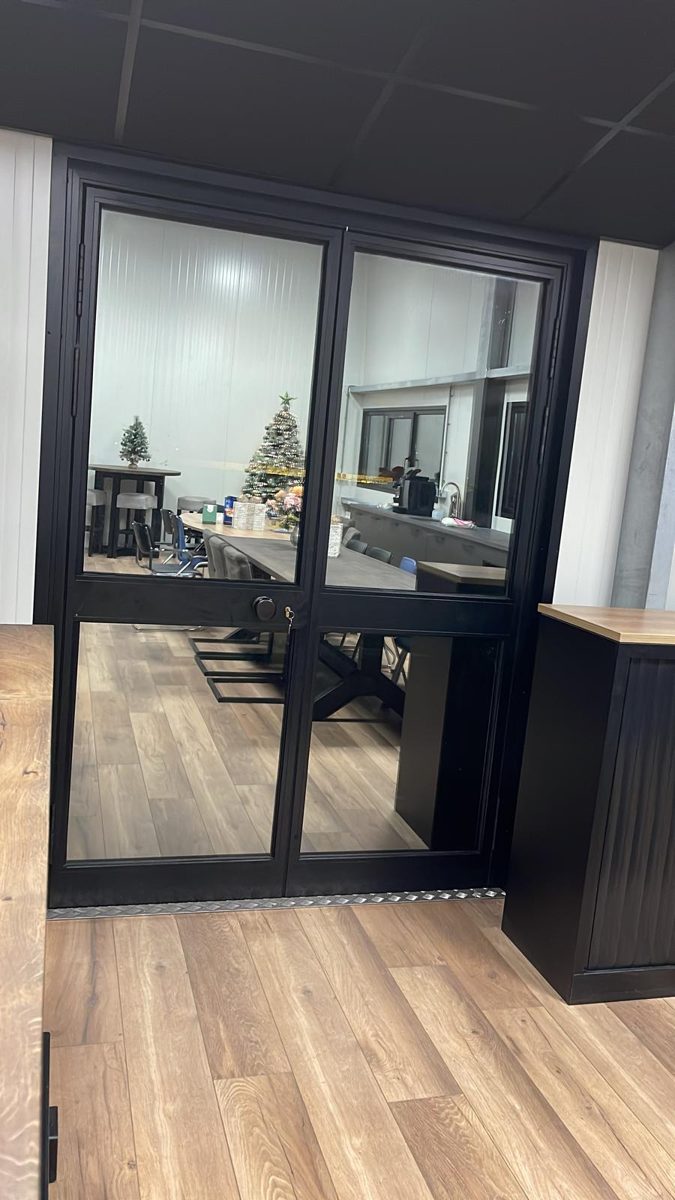 Projectfoto Zwarte aluminium saloondeur