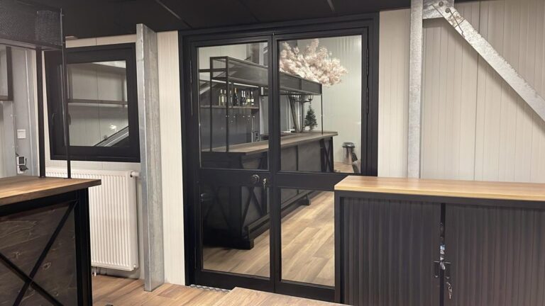 Zwarte aluminium saloondeur met glas in interieur