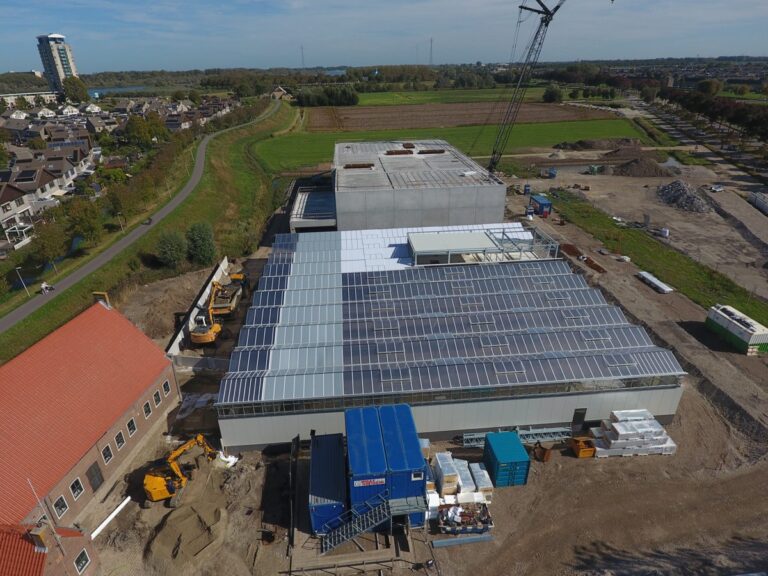 Luchtfoto van het dak met Marlon ST kanaalplaten in Spijkenisse
