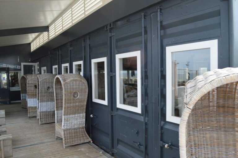 Projectfoto Kunststof ramen voor strandtent in Sint Maartensvlotbrug