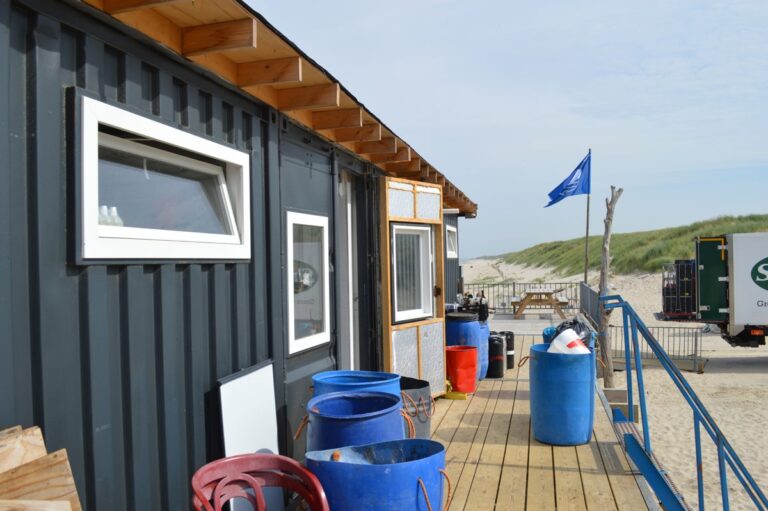Projectfoto Kunststof ramen voor strandtent in Sint Maartensvlotbrug