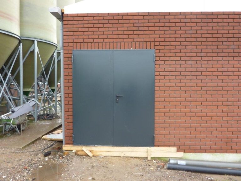 Univer dubbele branddeur in gevelmetselwerk