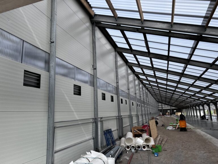 Stal in Wersen met lichtdoorlatende golfplaten in het dak